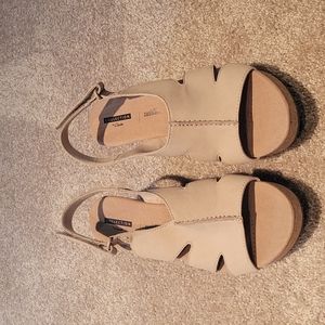 Clark's Annadel Bari Wedge Sandal in Sand.